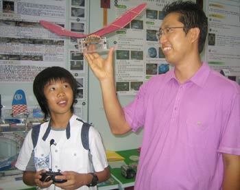 모형 항공기 측정기로 대통령상을 수상한 경기 이곡초 김진훈 군(왼쪽)과 지도교사 전영모 씨. 대전=지명훈 기자