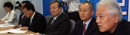 중도통합민주당 공동대표 겸 미래창조대통합민주신당 김한길 공동창당준비위원장(오른쪽)이 2일 서울 영등포구 여의도 창당준비위원회 사무실에서 열린 창준위 공동위원장단 회의에서 인사말을 하고 있다. 이종승  기자