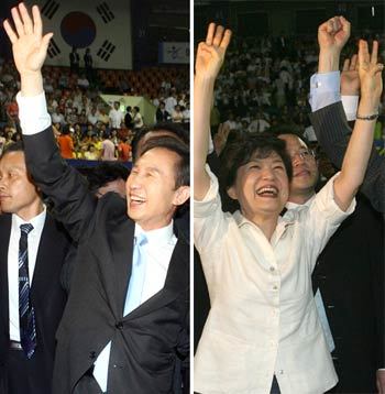 3일 충북 청주 실내체육관에서 열린 한나라당 대선후보 경선 합동연설회에서 이명박 전 서울시장(왼쪽)과 박근혜 전 대표가 지지자들에게 손을 들어 인사하고 있다. 청주=신원건  기자