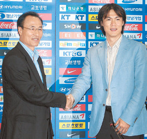 올림픽 축구대표팀 홍명보(오른쪽) 수석코치가 6일 대한축구협회에서 박성화 감독과 만나 악수하고 있다. 연합뉴스