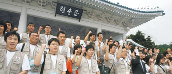 6일 오전 서울 동작구 동작동 국립서울현충원에서 항일운동 사적지 탐방을 떠나는 대학생들이 현충원을 참배하고 출정식을 가졌다. 연합뉴스