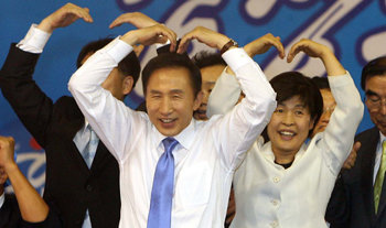 이명박 전 서울시장이 6일 한나라당 대선 경선후보 8차 합동연설회가 열린 경남 창원실내체육관에서 연설을 마친 뒤 무대에 올라 손으로 하트 모양을 만들며 지지자들의 환호에 답하고 있다. 창원=이종승  기자