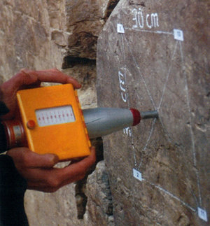 2003년 울산시가 반구대암각화 보존 대책을 마련한다며 발주한 연구 과정에서 주로 화강암 등의 강도 측정에 쓰이는 장비로 반구대암각화를 두드리는 모습. 사진 출처 반구대암각화 보존 대책 연구
