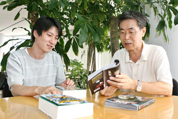 만화가 이정문 씨(오른쪽)와 신세대 만화가 박성재 씨. 김미옥 기자