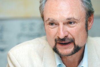 한국학 학자로는 처음으로 세계 최대의 동양학회 AAS 회장이 된 로버트 버스웰 로스앤젤레스 캘리포니아대 교수는 “한국 불교의 초점이 승려 자신의 수도에서 신도를 계도하는 쪽으로 옮겨져야 할 때”라며 종교의 사회적 역할을 강조했다. 변영욱  기자