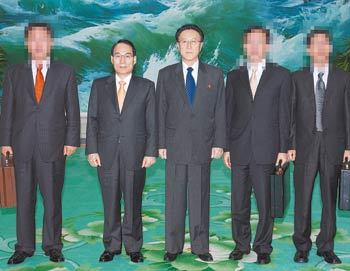 남북 기념 촬영김만복 국가정보원장(왼쪽에서 두 번째)과 김양건 북한 노동당 통일전선부장이 5일 평양에서 2차 남북 정상회담 개최에 합의한 뒤 기념 촬영을 하고 있다. 사진 제공 청와대