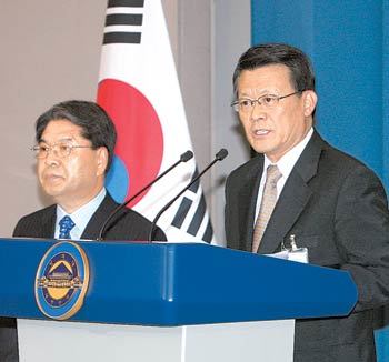 백종천 대통령통일외교안보정책실장(오른쪽)이 8일 청와대에서 2차 남북 정상회담 추진 경위에 대해 설명하고 있다. 왼쪽은 이재정 통일부 장관. 김경제 기자