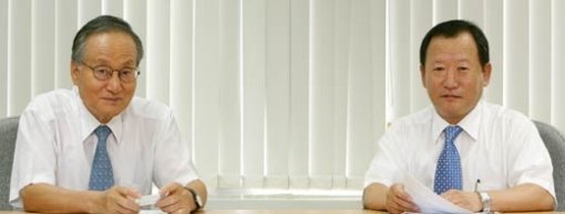 홍순영 전 통일부 장관(왼쪽)과 양승함 한국정치학회장이 8일 서울 종로구 세종로 동아미디어센터에서 남북 정상회담의 의제와 전망 등을 놓고 대담을 하고 있다. 김재명 기자