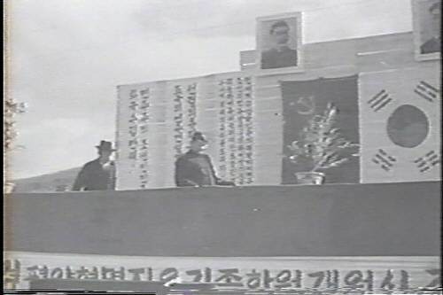 1947년 11월 만경대혁명학원 개원. 만경대혁명학원은 김일성이 만주에서 항일빨치산 활동을 할 당시 사망한 동료들의 자제들을 교육하기 위해 만든 특수학교[동아일보]