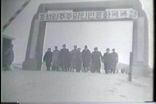 1948년 북한에서 소련군이 철수한 후 북한 측 인사들과 소련 측 인사들이 두만강에서 국경 확정 기념 행사 개최[동아일보]