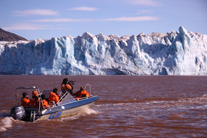 소형 보트를 타고 빙벽 탐사에 나선 청소년 기후대사들. 니올레순=안형준 동아사이언스 기자
