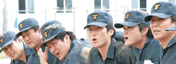 제21차 남극 세종과학기지 월동연구대 대원 17명이 9일 인천 중구 영종도 해양경찰청 특공대 훈련장에서 실시된 ‘생존 훈련’ 도중 가쁜 숨을 몰아쉬고 있다. 5월 엄격한 심사를 거쳐 선발된 대원들은 회사원이 가장 많고 대학원생, 조리사, 공중보건의 등 다양한 직업을 갖고 있다. 대원들은 내년 1월부터 2009년 2월까지 남극 세종과학기지에서 근무하게 된다. 인천=원대연  기자