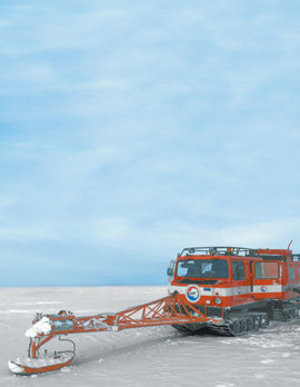 세종기지 대원들이 탄 설상차가 만년빙을 통과하다가 잠시 멈춰 있다. 앞부분에 달린 장비는 크레바스(빙하 표면에 생긴 깊은 틈새) 탐지기로 대원들이 자체 고안했다.