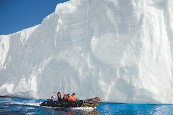 남극 세종기지 대원들이 고무보트를 타고 거대한 빙산에 다가가고 있다. 보트 뒤쪽으로 태극기가 선명하게 보인다. 남극 월동대원들은 최근 동아일보 앞으로 최신 소식과 자연 경관 사진을 담은 e메일을 보내왔다.
