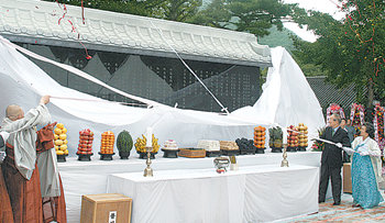 한국 차 문학의 고전인 ‘동다송’을 담은 기념비 제막식이 11일 오후 전남 해남군 대흥사 성보전 앞뜰에서 불교계 인사 등 500여 명이 참석한 가운데 열렸다. 사진 제공 명원문화재단