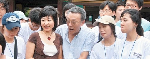 인터넷서점 YES24가 주관하는 ‘2007 문학캠프’에 참가한 소설가 황석영 씨(왼쪽에서 세 번째)와 은희경 씨(왼쪽에서 두 번째)가 13일 독자들과 함께 황 씨의 소설 ‘장길산’의 배경이 된 전남 화순의 운주사를 둘러보고 있다. 사진 제공 YES24