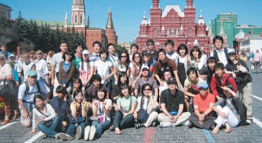 광복 62주년을 맞아 6박 7일간의 일정으로 항일운동의 근거지 러시아를 찾은 서울 광운대 교수와 학생 36명은 여행 4일째인 9일에 크렘린 붉은 광장을 방문했다. 정혜진 기자