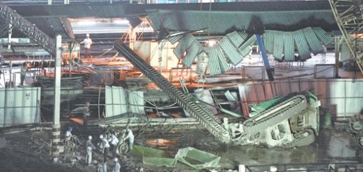 13일 오후 서울 동대문구 청량리역 민자역사에서 25m 높이의 굴착크레인이 승강장 쪽으로 넘어져 열차를 기다리던 2명이 숨졌다. 이 사고로 경원선, 경춘선 등의 운행이 일부 중단된 가운데 한국철도공사 관계자들이 복구 작업을 하고 있다. 원대연 기자