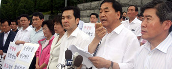 격분한 李캠프한나라당 이명박 대선 경선후보를 지지하는 국회의원들과 당원들이 14일 오전 서울 서초구 서초동 대검찰청 청사 앞에서 “검찰은 야당 경선에 정치적으로 개입하지 말라”는 구호를 외치며 검찰총장과의 면담을 요구하고 있다. 이종승  기자