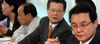 심각한 朴캠프한나라당 박근혜 전 대표 캠프의 홍사덕 공동선거대책위원장(오른쪽)을 비롯한 의원들이 14일 오전 서울 영등포구 여의도 캠프 사무실에서 이명박 전 서울시장의 도곡동 땅 차명 보유 의혹에 대한 검찰의 중간 수사 결과 발표와 관련해 긴급 대책회의를 하고 있다. 연합뉴스