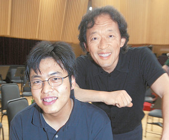 서울시향 정명훈 예술감독(오른쪽)과 피아니스트 김선욱 씨. 이훈구 기자