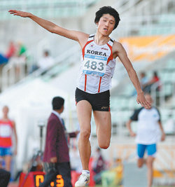 2007 하계유니버시아드 육상부문에서 첫 금메달을 딴 김덕현(조선대)이 남자 세단뛰기 결승에서 힘차게 도약하고 있다. 방콕=연합뉴스