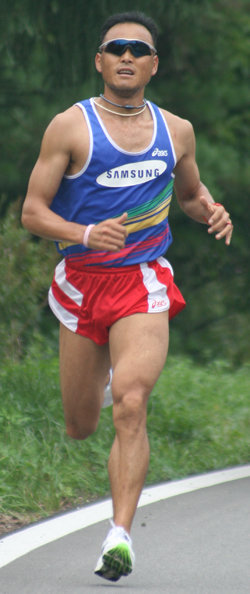 “올림픽 금메달을 향해.”‘국민 마라토너’ 이봉주가 15일 강원 평창군 용평리조트 인근 도로를 달리고 있다. 이봉주는 4연속 올림픽 출전인 2008년 베이징 올림픽에서 금메달 획득을 목표로 강훈련을 하고 있다. 평창=양종구  기자