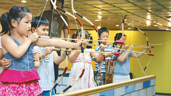 전통무기체험전을 찾은 어린이들이 자신의 키만한 전통 활을 들고 활쏘기를 체험해 보고 있다. 사진 제공 한국문화재보호재단