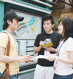 14일 경기 여주군 프리미엄아웃렛에서 열린 신세계 대학생 유통프런티어 공모전에서 한기철 송현석 이태경 씨(왼쪽부터)가 매장 탐방 계획을 짜고 있다. 사진 제공 신세계