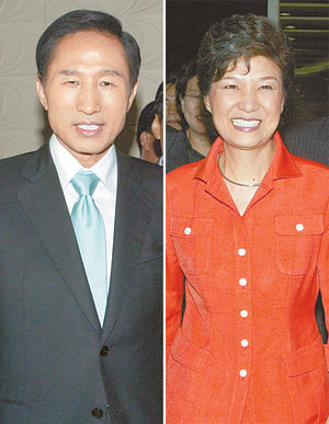 한나라당 대선후보 경선을 3일 앞둔 16일 이명박 전 서울시장(왼쪽)과 박근혜 전 대표(오른쪽)가 마지막 합동 TV토론회에 참석하기 위해 서울 여의도 KBS홀에 들어서고 있다. 양 캠프는 이날도 하루 종일 이 전 시장의 서울 강남구 도곡동 땅 차명 보유 의혹을 놓고 한 치의 양보도 없는 공방을 벌였다. 변영욱  기자