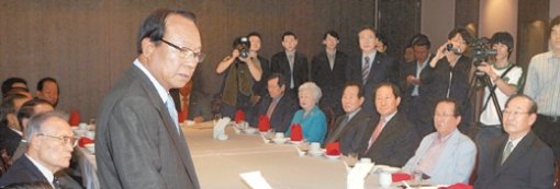 박관용 한나라당 경선관리위원장이 16일 서울 영등포구 여의도의 한 음식점에서 이명박 전 서울시장과 박근혜 전 한나라당 대표 캠프 소속 원로들과 오찬을 하며 경선 결과에 무조건 승복할 것과 경선 이후 단합할 것을 부탁하고 있다. 이종승 기자