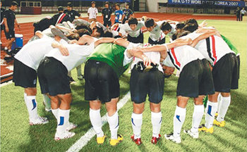 17세 이하 청소년 월드컵 개막을 앞두고 수원종합운동장에서 훈련을 끝낸 한국청소년대표팀 선수들이 어깨동무를 하며 승리에 대한 의지를 다지고 있다. 사진 제공 피파닷컴