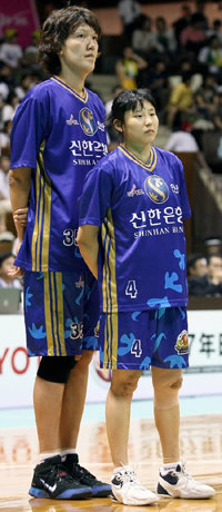 신한은행 하은주(왼쪽)와 최윤아가 지난주 일본 도쿄에서 열린 조모와의 한일 여자프로농구 챔피언전 2차전을 앞두고 코트에 나란히 서 있다. 두 선수의 키 차는 32cm나 된다. 사진 제공 한국여자농구연맹