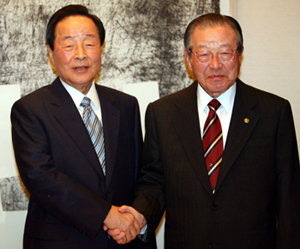 김영삼 전 대통령(왼쪽)과 김종필 전 자민련 총재가 17일 서울 신라호텔에서 만찬 회동을 하기에 앞서 악수하고 있다. 이훈구 기자
