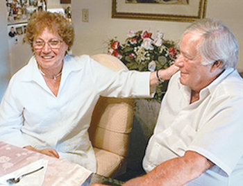 살인 혐의로 30여 년간 억울한 옥살이를 했던 조 살바티 씨(오른쪽)와 남편의 결백을 믿으며 옥바라지를 해 온 마리 씨 부부가 지난날을 회상하고 있다. AP 자료사진