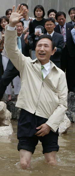 청계천 복원2005년 10월 당시 서울시장으로 청계천 복원 기념행사에 참석한 이명박 대선 후보. 사진 제공 이명박 대선후보 캠프