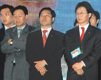 침통한나라당 유승민(오른쪽) 유정복(가운데) 의원 등 박근혜 전 대표 캠프의 핵심 참모들이 박 전 대표의 패배가 확정되자 침통한 표정을 짓고 있다. 이종승 기자