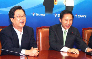 이명박 한나라당 대선 후보가 21일 국회 강재섭 대표실을 방문해 당의 화합을 강조하고 있다. 이종승기자 urisesang@donga.com