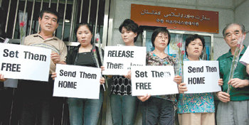 피랍자 가족들 아프간 대사관 방문아프가니스탄 한국인 피랍 사태 34일째인 21일 오후 피랍자 가족들이 서울 용산구 한남동 아프가니스탄 대사관을 방문해 탈레반 무장세력이 억류 중인 인질 19명의 무사 귀환을 위해 협조해 달라는 호소문과 장미꽃 19송이를 전달했다. EPA 연합뉴스