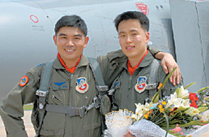 21일 F-4D(팬텀) 8만시간 비행기록을 세운 공군제11전투비행단 김건환 대위(왼쪽)와 부조종사인 우승지 중위. 사진 제공 공군제11전투비행단