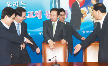 “가운데 앉으세요”21일 국회 한나라당 대표실을 방문한 이명박 대선후보에게 강재섭 대표(왼쪽)와 김형오 원내대표(왼쪽에서 두 번째), 이재오 최고위원(오른쪽)이 상석을 권하고 있다. 이종승 기자