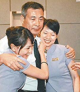 유젠궈 기장(가운데)이 21일 대만으로 무사히 돌아와 승무원들과 포옹하고 있다. 사진 출처 대만 핑궈일보 웹 사이트