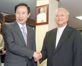이명박 한나라당 대선 후보(왼쪽)가 22일 서울 중구 명동성당에서 정진석 추기경을 만나 악수하고 있다. 이종승 기자