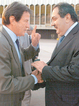 베르나르 쿠슈네르 프랑스 외교장관(왼쪽)이 21일 사흘간의 이라크 방문을 마친 뒤 바그다드 국제공항에서 호시아르 제바리 이라크 외교장관과 헤어지면서 손가락을 들며 긴밀한 얘기를 나누고 있다. 바그다드=EPA 연합뉴스