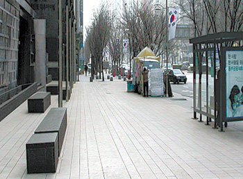‘직선과 검은색’이라는 디자인 콘셉트로 꾸며진 서울 강남구 역삼동 테헤란로 일대 거리의 모습. 사진 제공 서울시