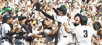 22일 일본 전국고교야구선수권대회 결승전에서 사가키타고 선수들이 역전 만루홈런에 힘입어 우승을 확정한 후 운동장 한가운데에서 서로 얼싸안고 기쁨을 나누고 있다. 사진 제공 아사히신문