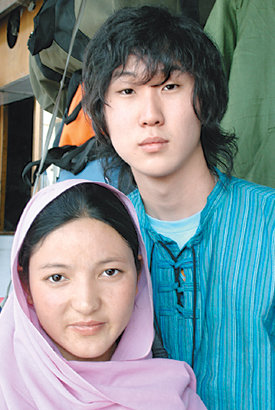 인도의 라다크 지역 여고생과 함께한 안미륵 군.