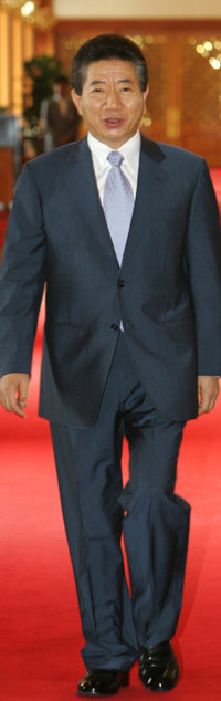 노무현 대통령이 24일 오전 청와대에서 김현종 유엔대사를 비롯한 대사 9명에게 임명장을 수여하러 충무실로 들어서고 있다. 김경제 기자