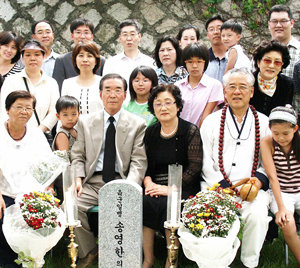 6·25전쟁에 학도의용군으로 참전했다 산화한 송영한 씨의 묘지를 57년 만에 찾았다. 가족들이 26일 국립서울현충원 고인의 묘지 앞에 모였다. 연합뉴스