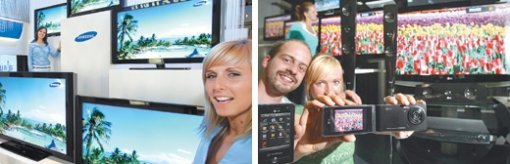 ‘하이테크 코리아’ 유럽서 뽐낸다 유럽 최대 영상음악 멀티미디어 전시회인 ‘IFA 2007’을 하루 앞둔 30일(현지 시간) 독일 베를린 ‘메세 컨벤션센터’ 삼성전자 전시장에서 도우미들이 초고화질 액정표시장치(LCD) TV를 소개하고 있다(왼쪽). 오른쪽은 LG전자가 선보인 무선인터넷폰 KS20, 510만 화소의 뷰티폰, 샴페인 홈시어터, 디자인아트TV. 베를린=연합뉴스